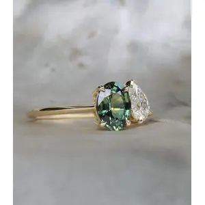 Saasvijewels Double Stone Engagement Emerald ring 2 Stone Toi et moi ring Wedding Ring Radiant cut ring Oval ring 2 stone mothers ring Green stone ring