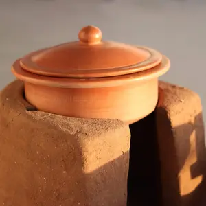 TERRACOTTA POTTERY OF RAJASTHAN Exclusive Range Unglazed Clay Pot For Cooking & Serving with Lid (2.5Liters) and Natural White Firing Shade & Mirror Shine (Gerua)