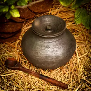 TERRACOTTA POTTERY OF RAJASTHAN Exclusive Range Unglazed Clay Handi/Earthen Pot for Cooking with Lid (Black) (with Natural Firing Shade & Mirror Shine) + Free ASH for Cleaning(5 Liters)